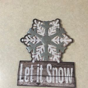 Wall decor “Let it Snow “. So cute used in classroom. Approx 12”x10”